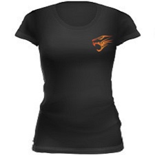 Ein schwarzes, Figur betontes T-Shirt mit Kurzarm und rundhals Ausschnitt in Frontansicht. Auf der linken Brustseite in orange der TU-Löwenkopf.