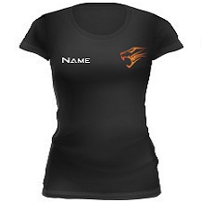 Ein schwarzes, Figur betontes T-Shirt mit Kurzarm und rundhals Ausschnitt in Frontansicht. Auf der linken Brustseite in orange der TU-Löwenkopf. Auf der rechten Brustseite der Text 'Dein Name' als Platzhalter für die personalisierung.