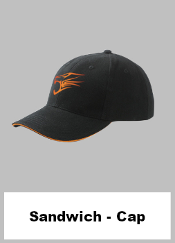 Eine schwarze Cap mit einem orangenen Streifen auf der Kante des Schirms und einem TU-Löwenkopf in orange auf die Stirnseite gestickt.