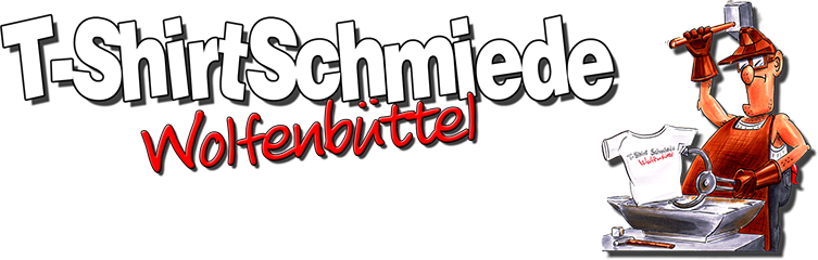 Das Logo der T-Shirt Schmiede Wolfenbüttel. In weißer fetter Schrift 'T-ShirtSchmiede'. Darunter in geschwungener, roter Schrift 'Wolfenbüttel'. Rechts daneben eine Zeichnung eines Mannes mit prominentem Kinn, sowie Hammer und brauner Schürze, der ein T-Shirt mit einer Zange festhällt, während er es mit dem Hammer auf einem Amboss bearbeitet. Der Link führt auf die Seite https://www.t-shirtschmiede.de